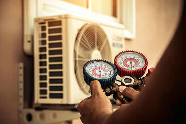 Professional Ac Installation technician working in Homestead, IA